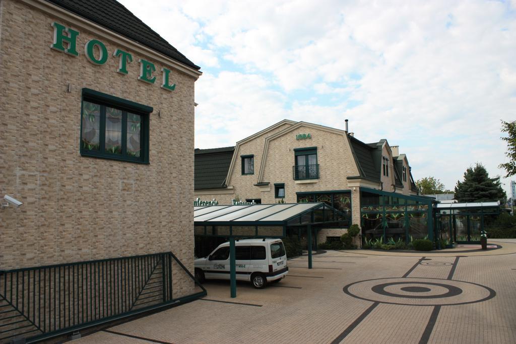 Mat's Hotel