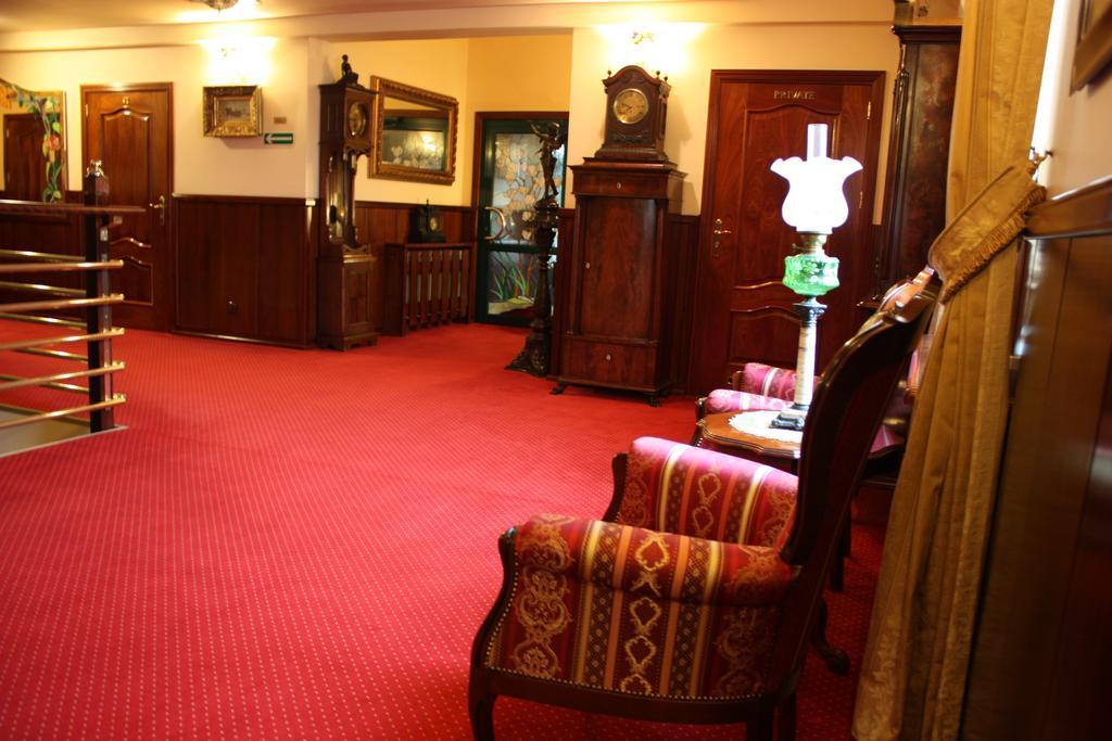 Mat's Hotel